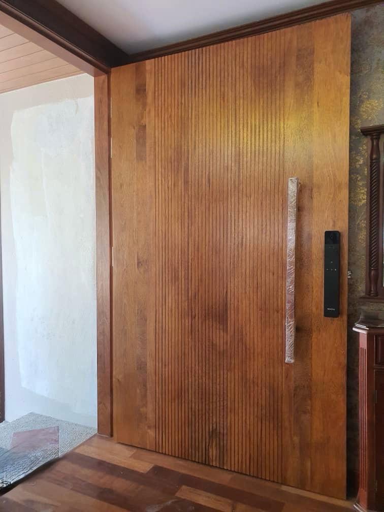 Grade A large full solid merbau hardwood door with customised groove lines design installed on the solid merbau hardwood frame and lacquer finished after installing handles and smart lock.